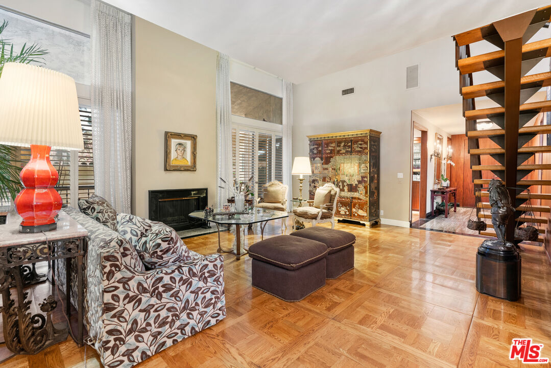 327 N Palm Dr Unit: 303