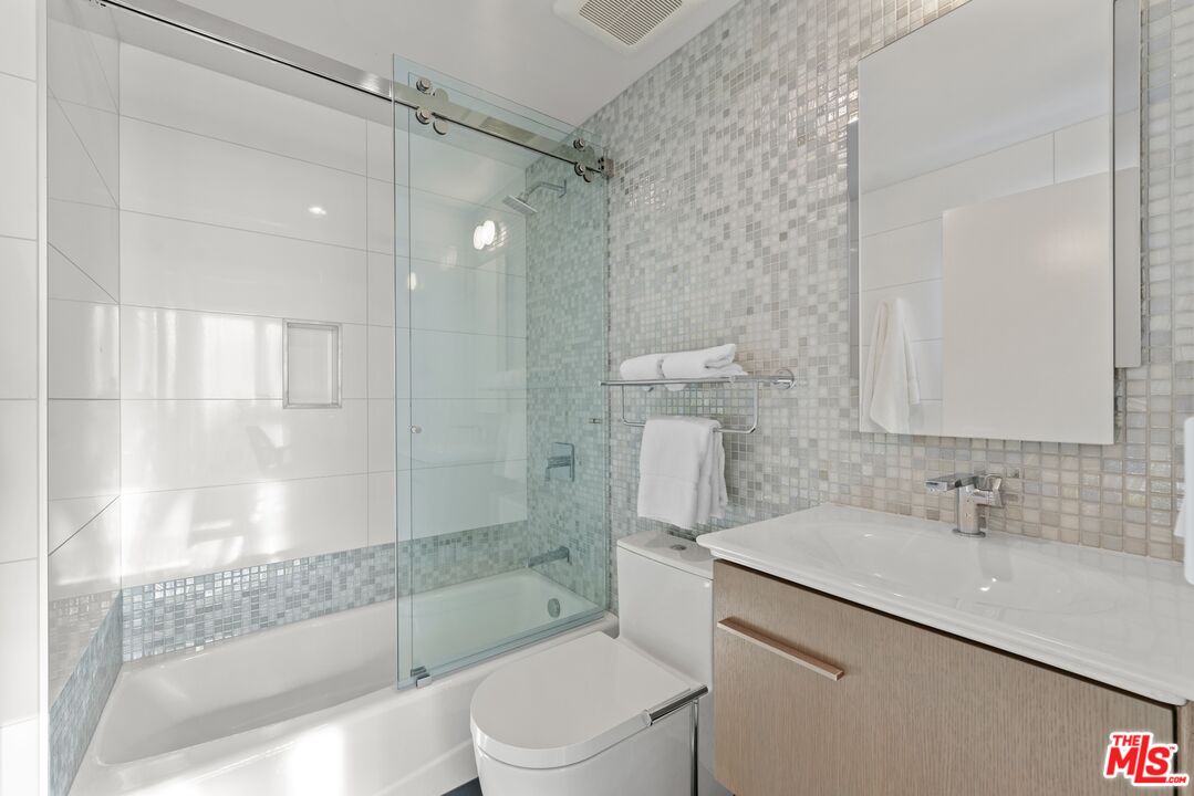 1729 S Barrington Ave Unit: 1