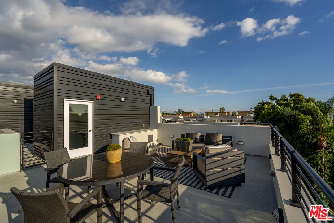 1729 S Barrington Ave Unit: 1