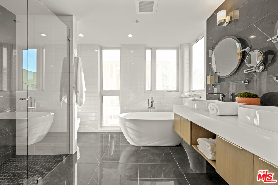 1729 S Barrington Ave Unit: 1