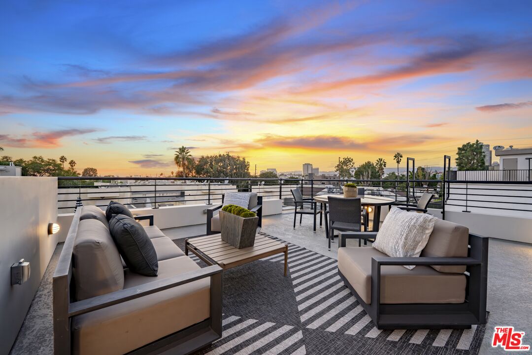 1729 S Barrington Ave Unit: 1