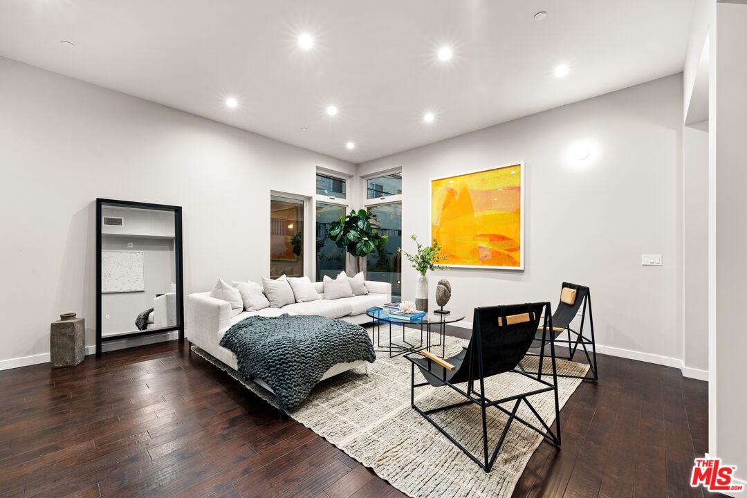 1729 S Barrington Ave Unit: 1