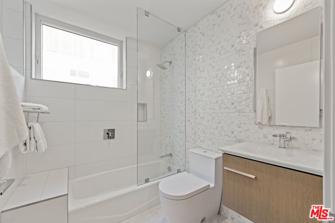 1729 S Barrington Ave Unit: 1