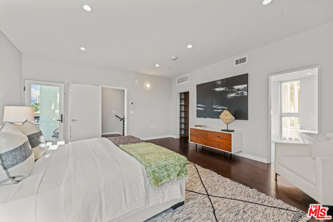 1729 S Barrington Ave Unit: 1