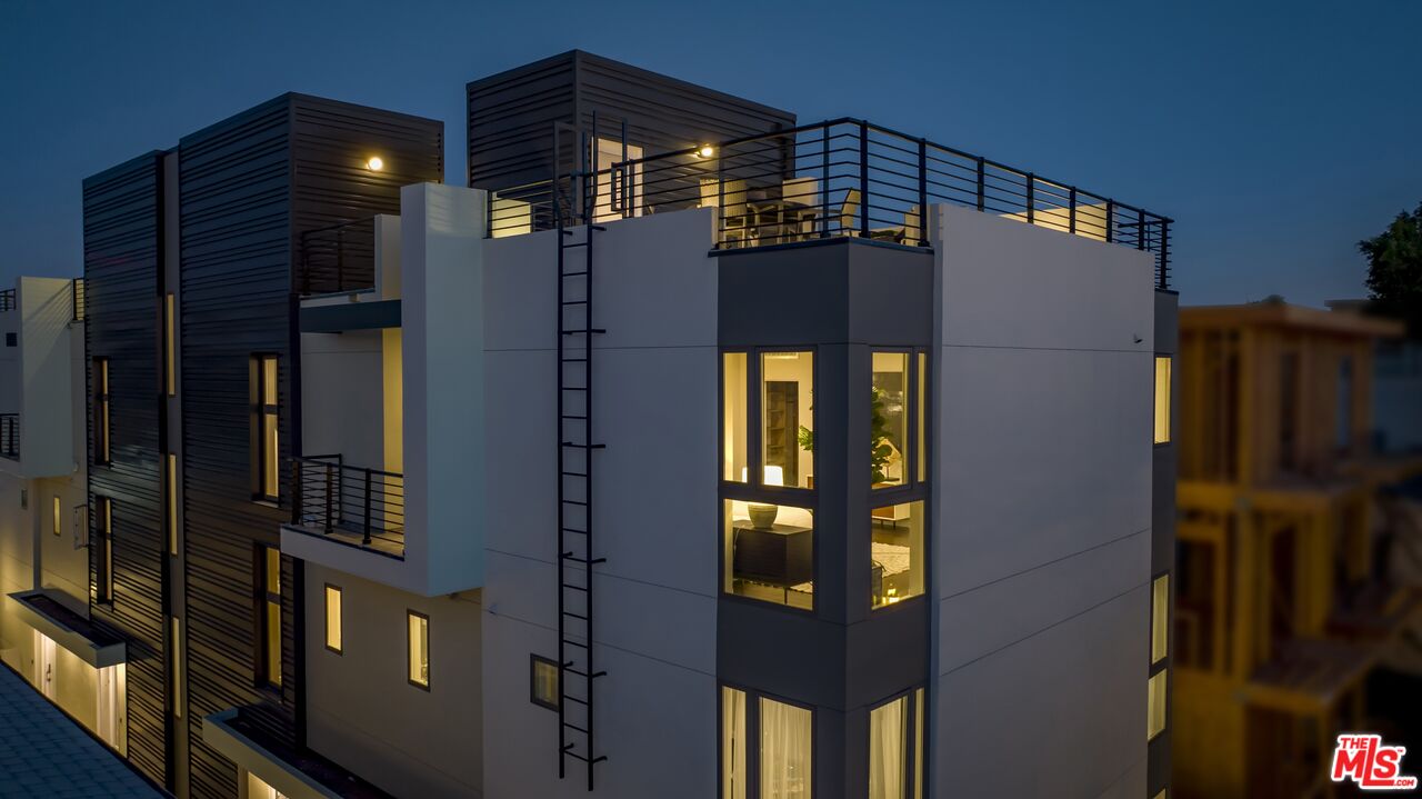 1729 S Barrington Ave Unit: 1