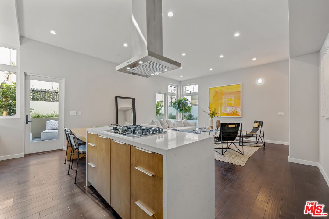 1729 S Barrington Ave Unit: 1