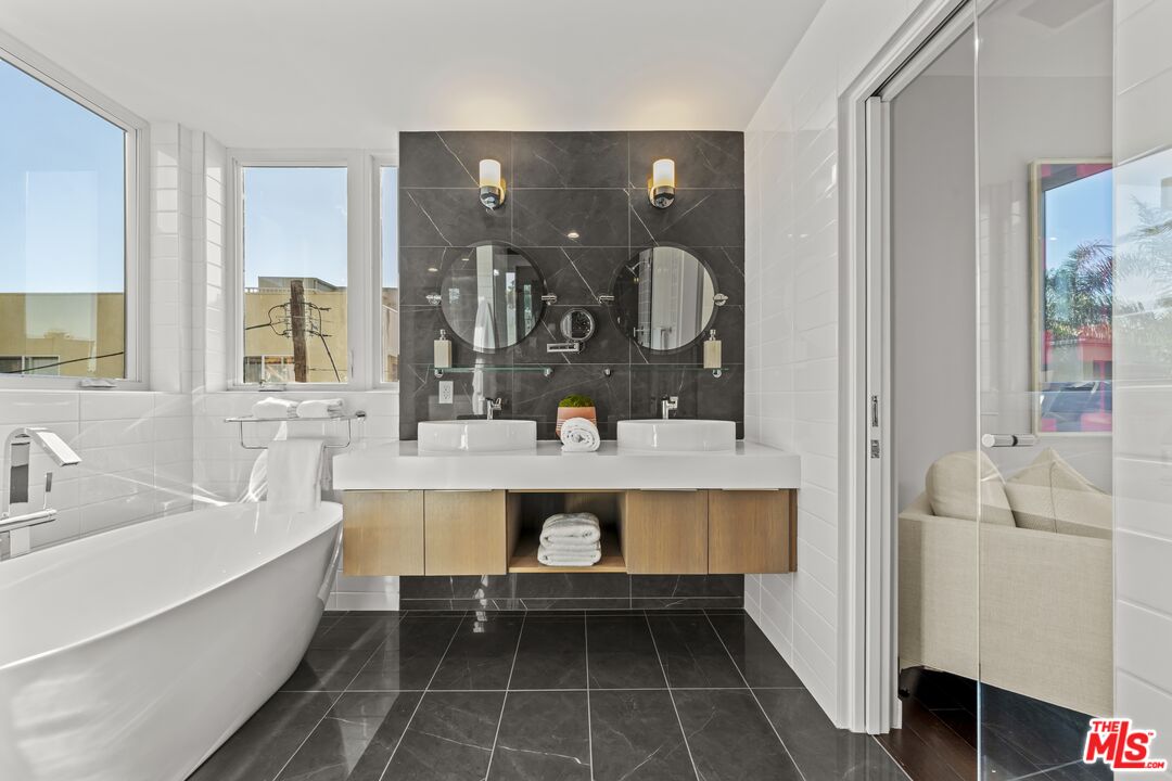 1729 S Barrington Ave Unit: 1