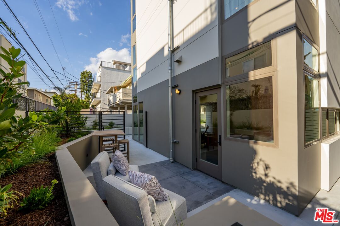 1729 S Barrington Ave Unit: 1