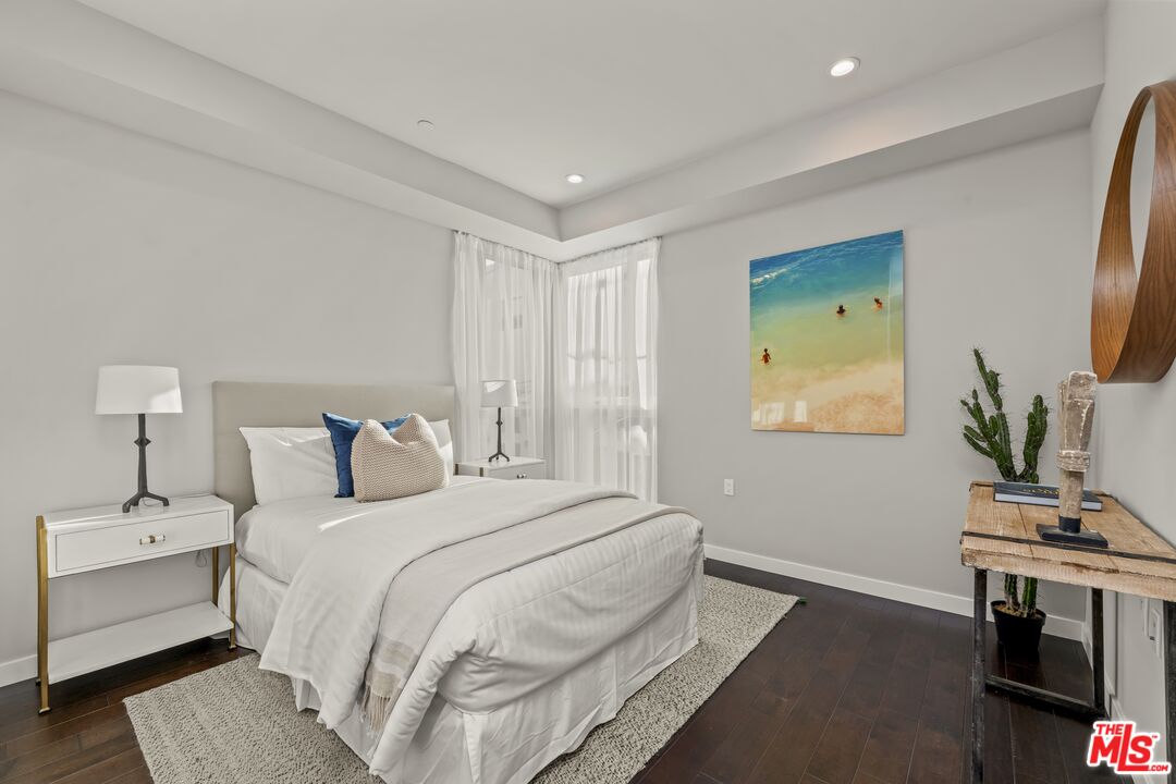 1729 S Barrington Ave Unit: 1