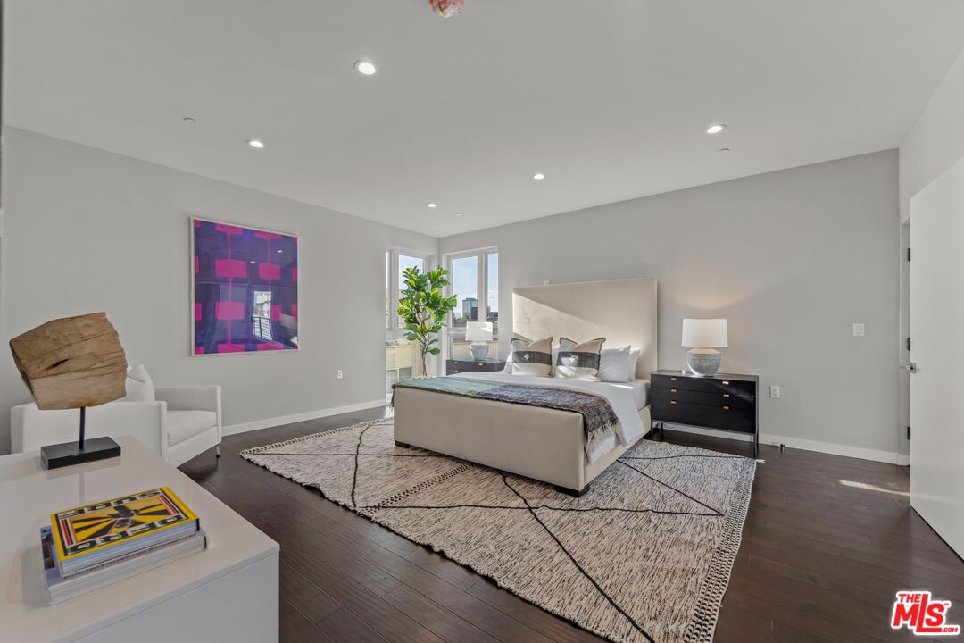 1729 S Barrington Ave Unit: 1