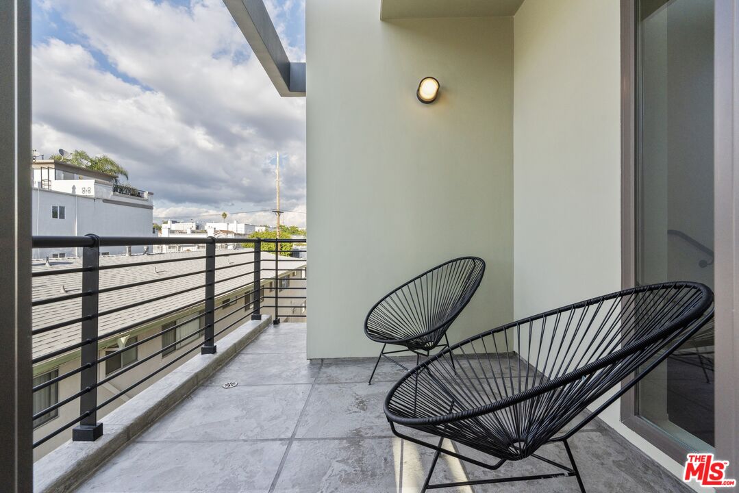 1729 S Barrington Ave Unit: 1