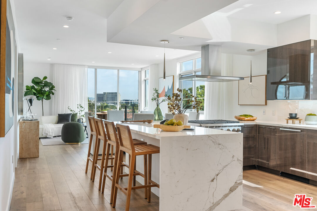 250 N Crescent Dr Unit: 402