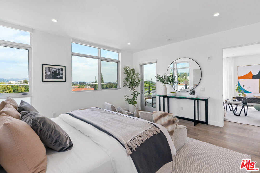 250 N Crescent Dr Unit: 402