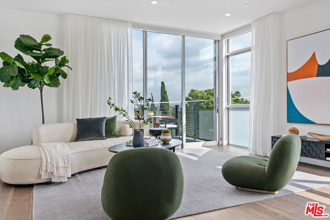 250 N Crescent Dr Unit: 402