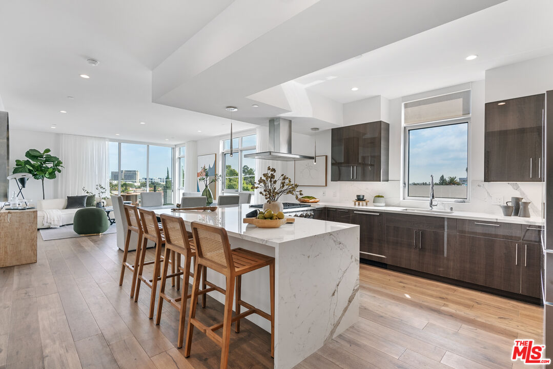 250 N Crescent Dr Unit: 402