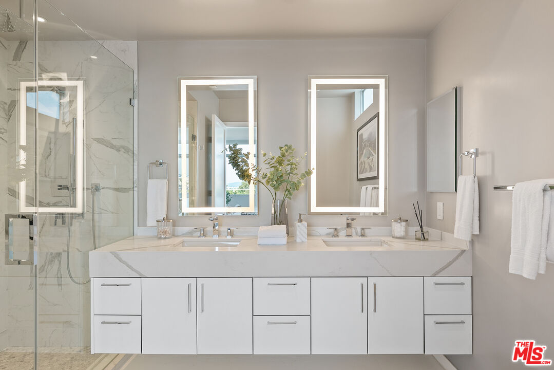 250 N Crescent Dr Unit: 402