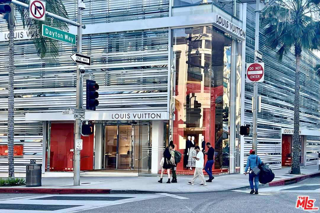 250 N Crescent Dr Unit: 402