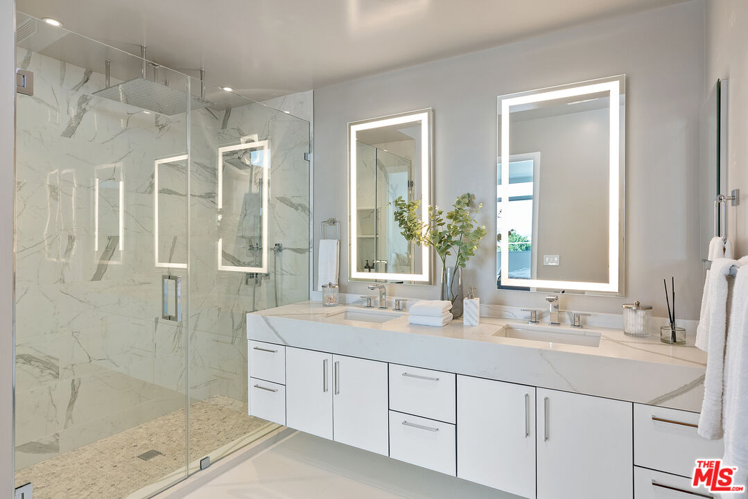 250 N Crescent Dr Unit: 402