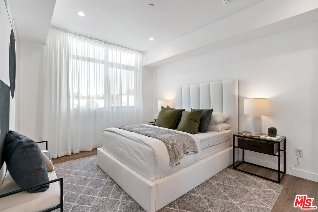 250 N Crescent Dr Unit: 402