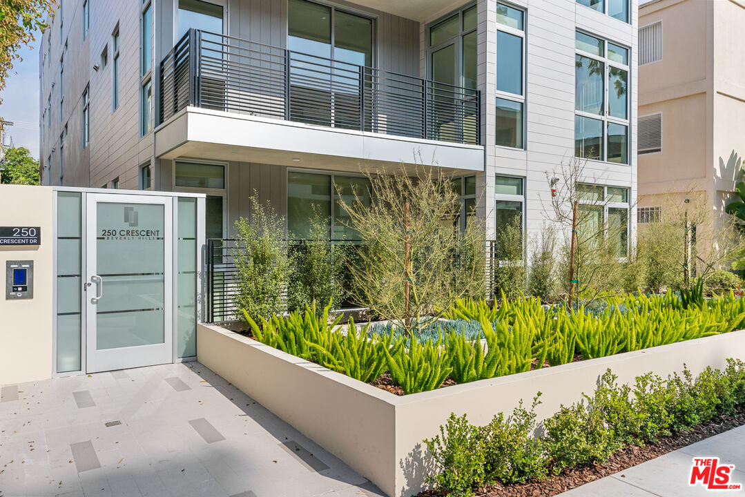 250 N Crescent Dr Unit: 402