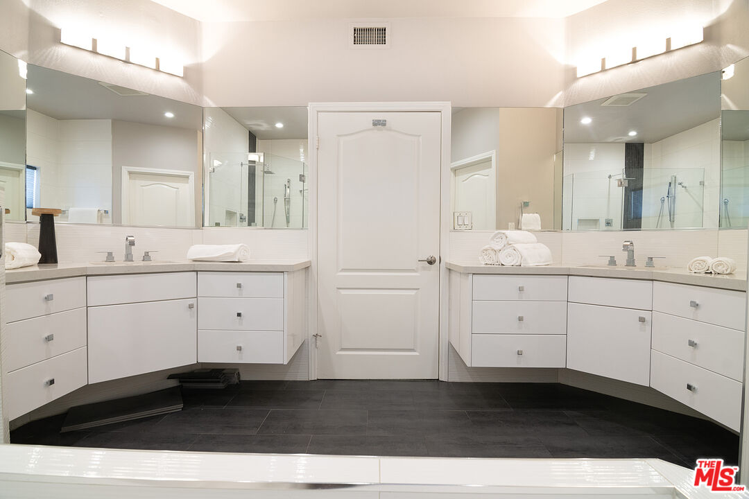 916 S Shenandoah St Unit: 1