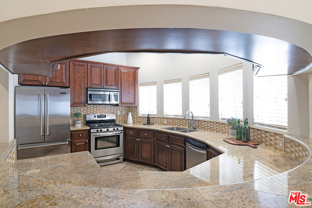 916 S Shenandoah St Unit: 1