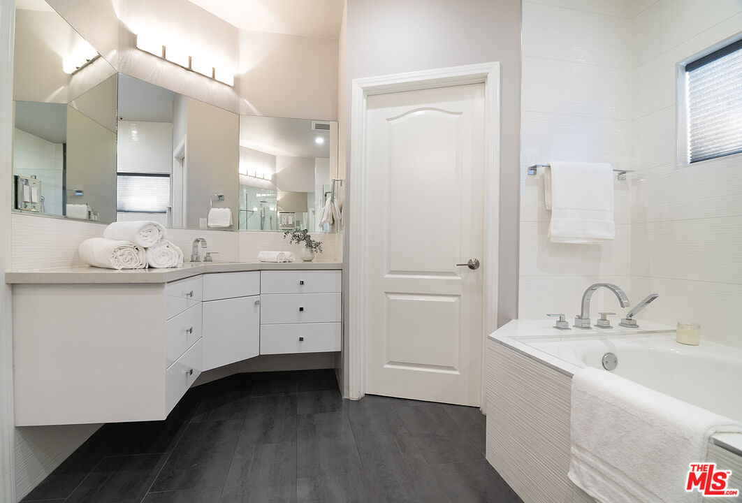 916 S Shenandoah St Unit: 1