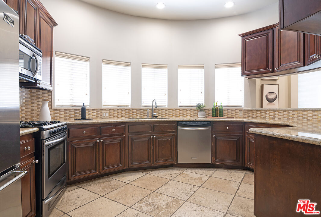 916 S Shenandoah St Unit: 1