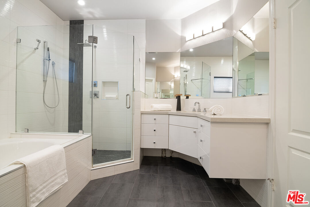 916 S Shenandoah St Unit: 1