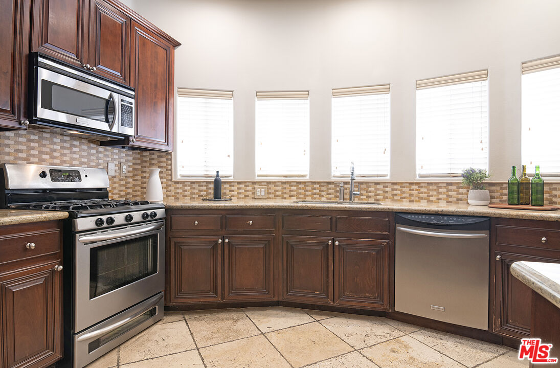 916 S Shenandoah St Unit: 1