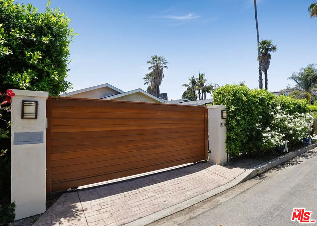 15220 Valleyheart Dr