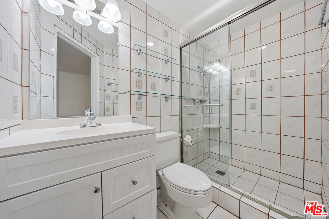 1037 N Vista St Unit: 206