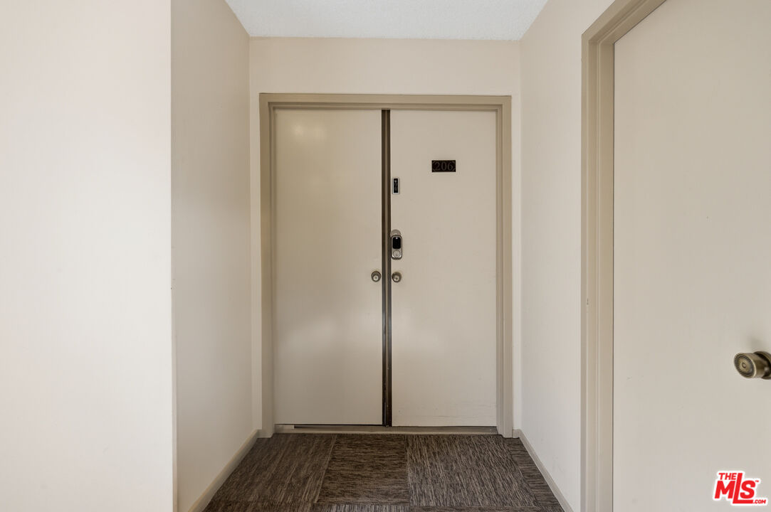 1037 N Vista St Unit: 206