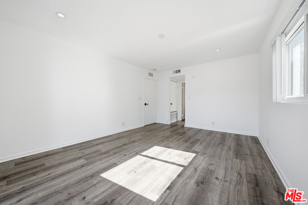 1037 N Vista St Unit: 206