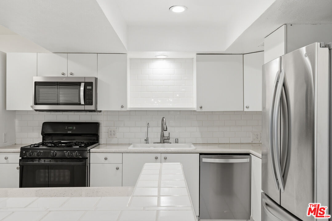 1037 N Vista St Unit: 206