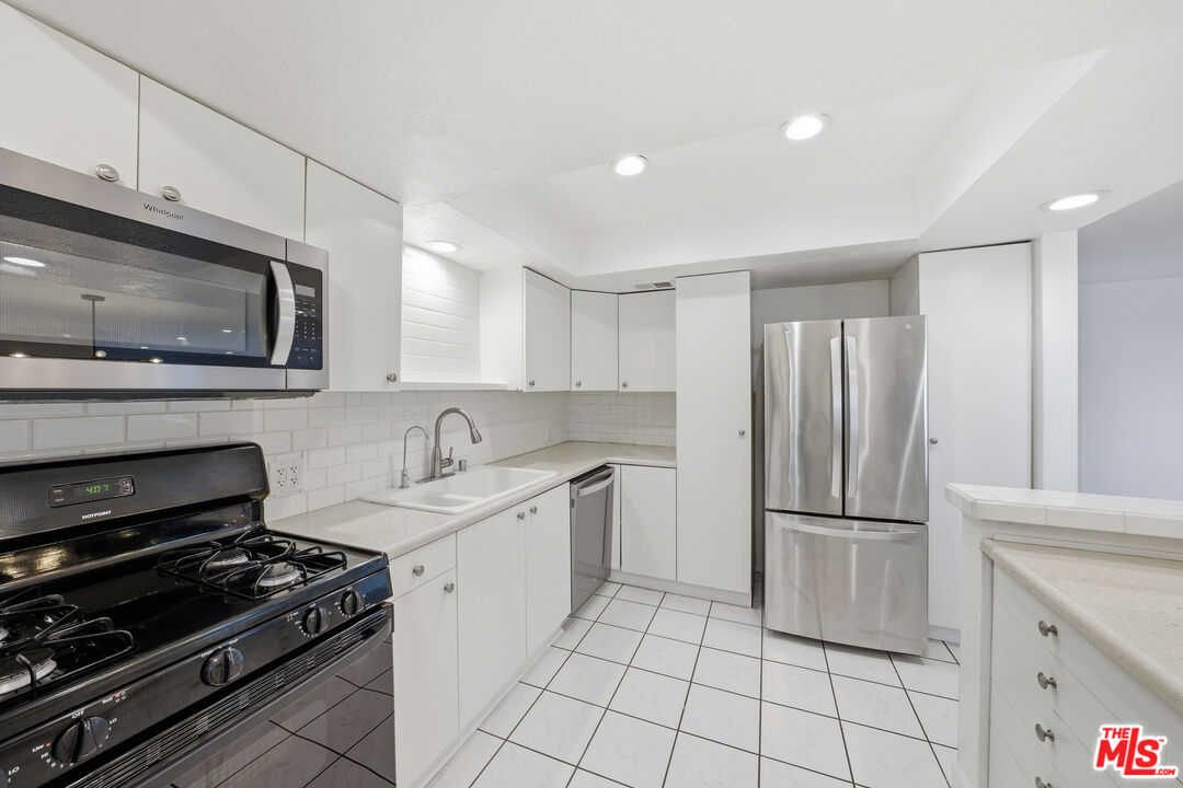 1037 N Vista St Unit: 206