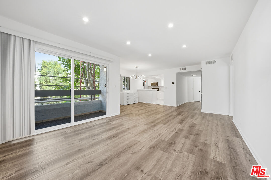 1037 N Vista St Unit: 206
