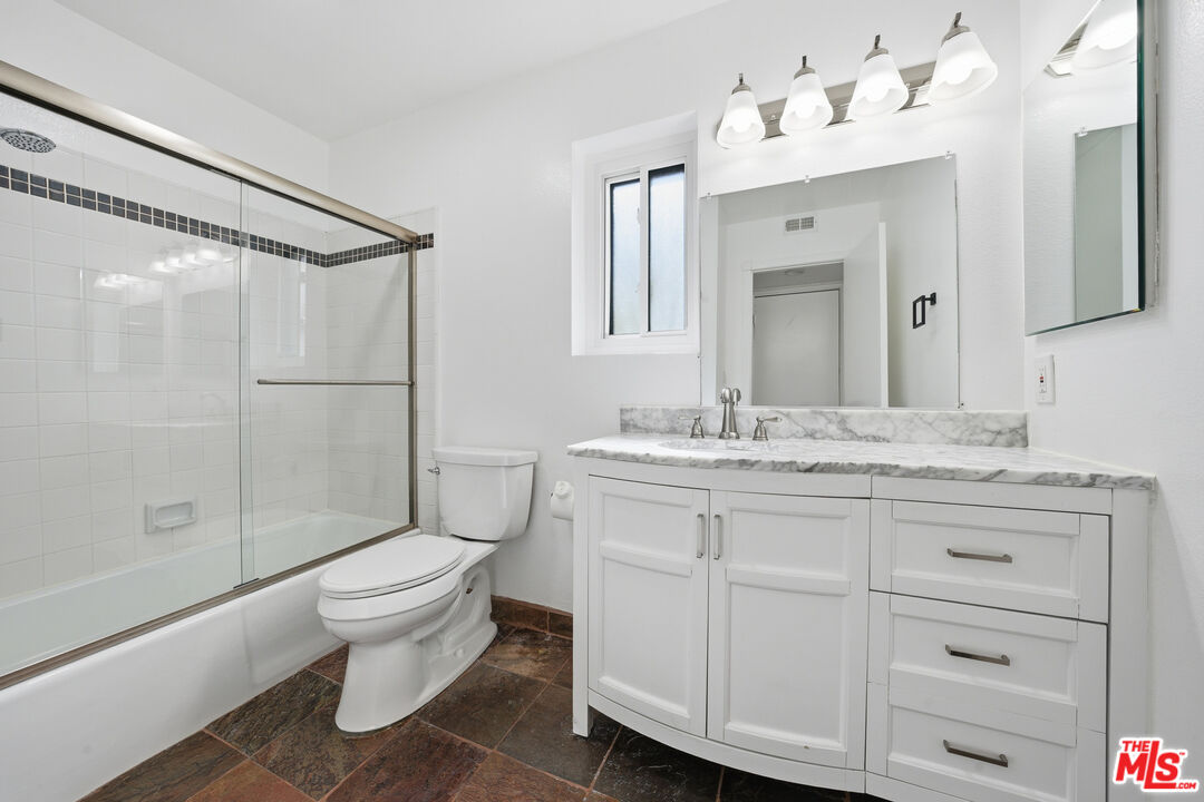1037 N Vista St Unit: 206