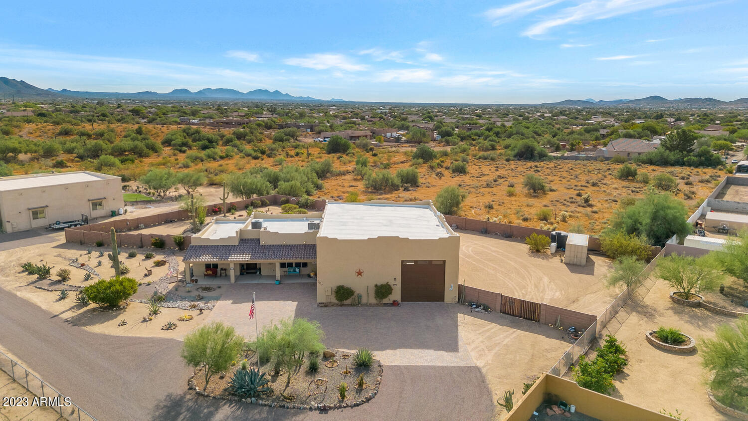 307 E DESERT HILLS Drive