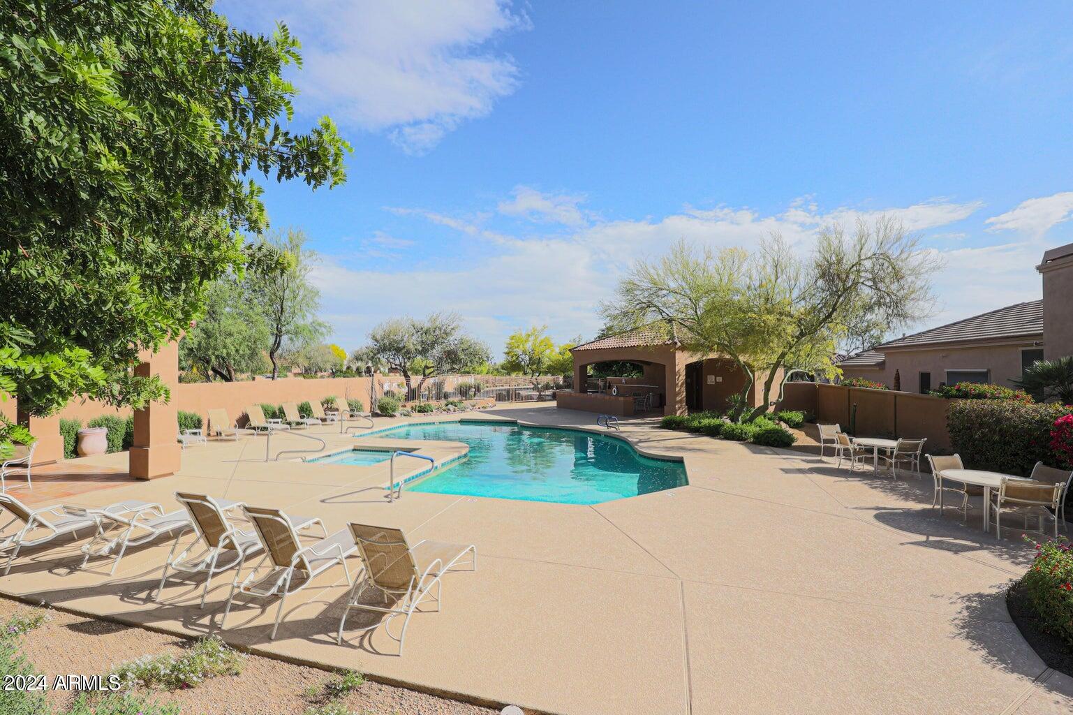 8233 E HOVERLAND Road