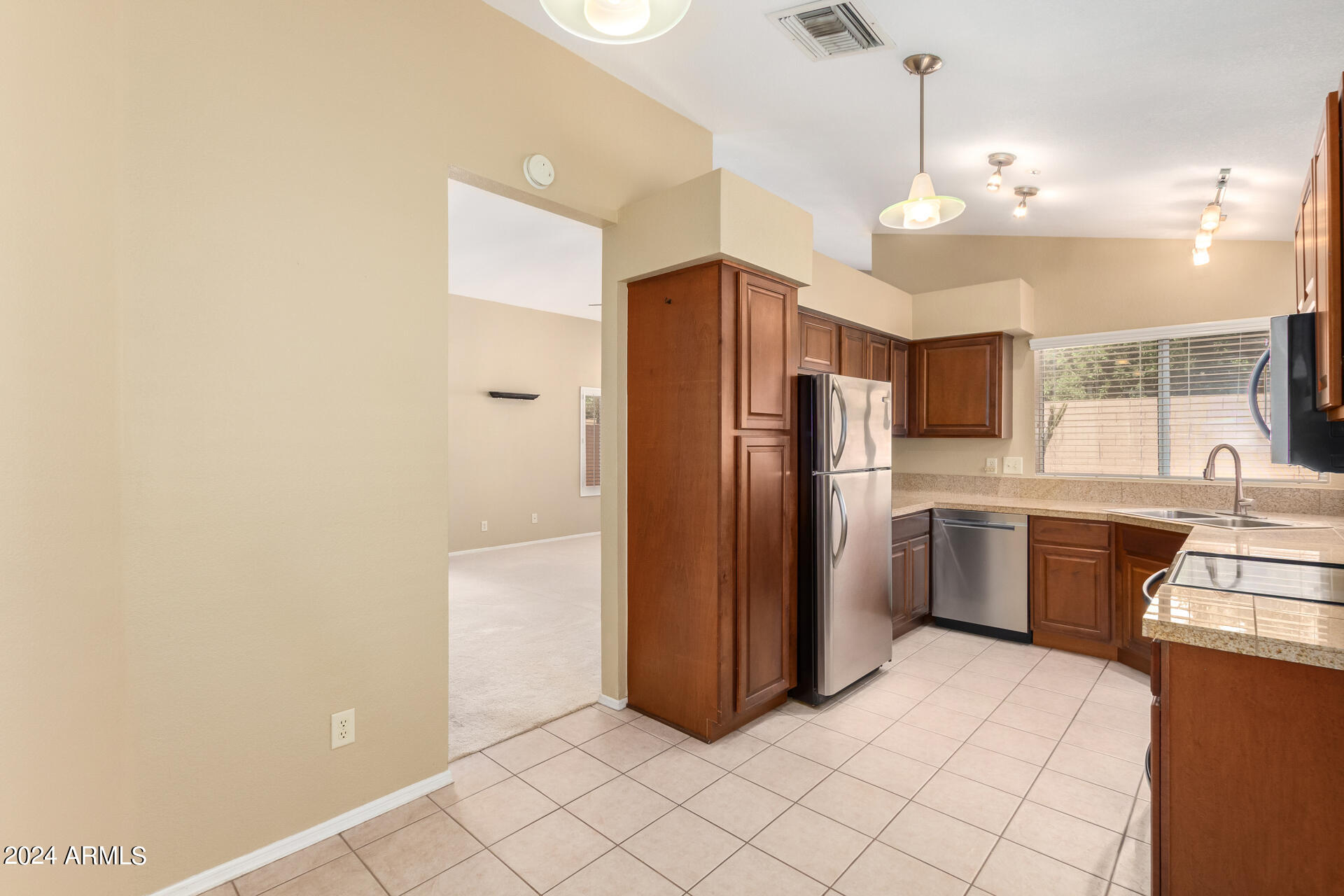 8814 E SUNNYSIDE Drive