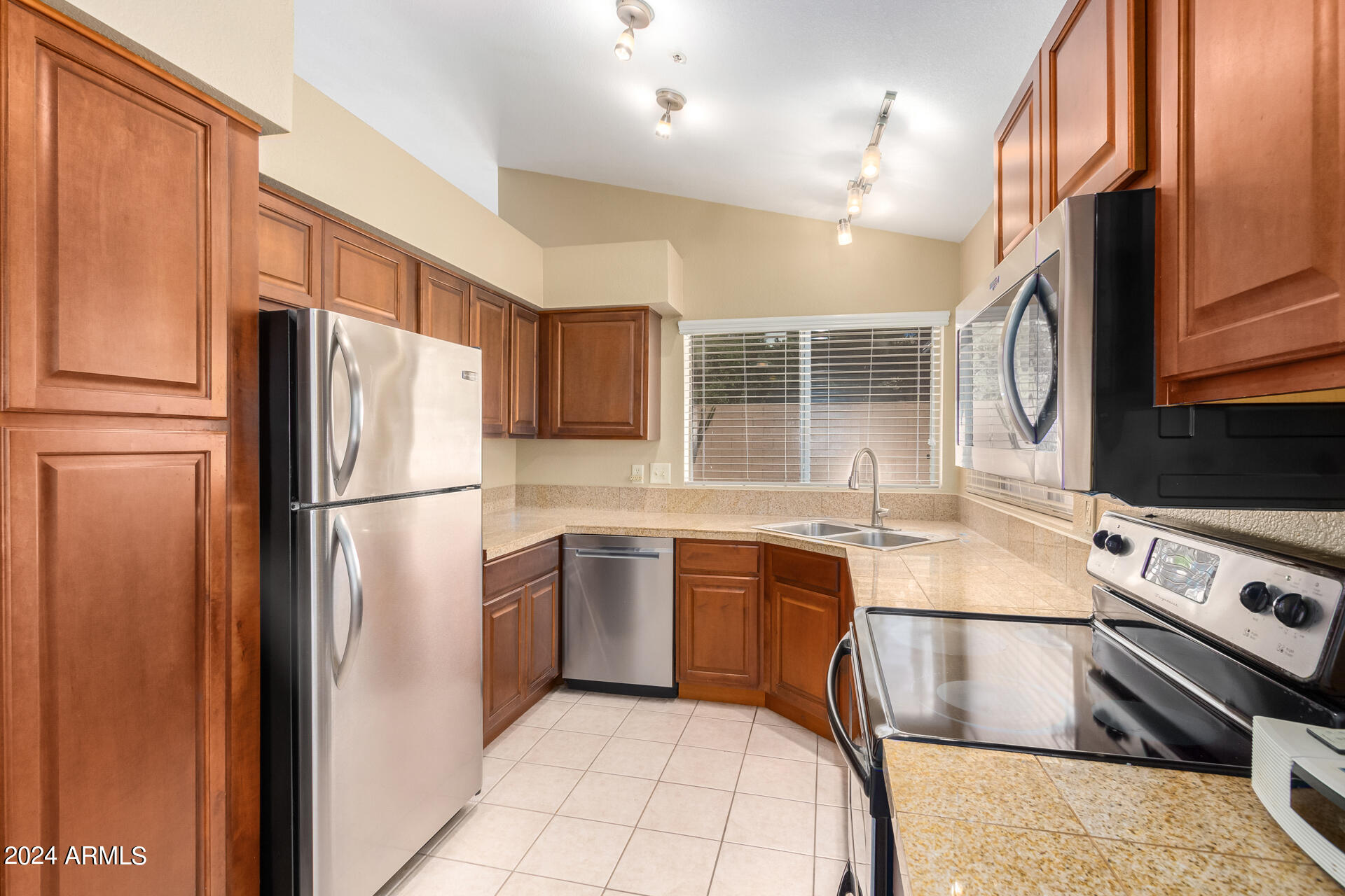 8814 E SUNNYSIDE Drive