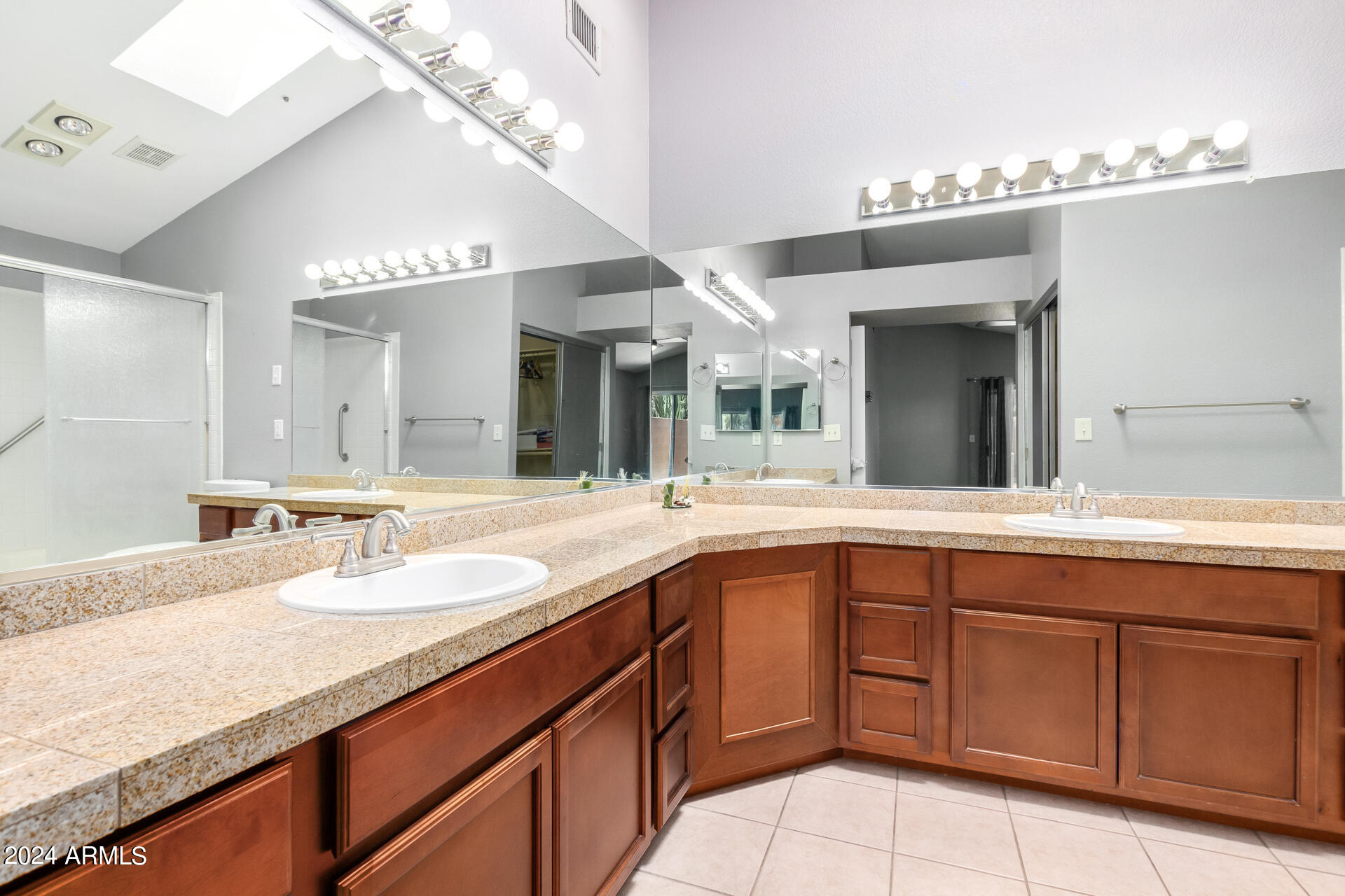 8814 E SUNNYSIDE Drive