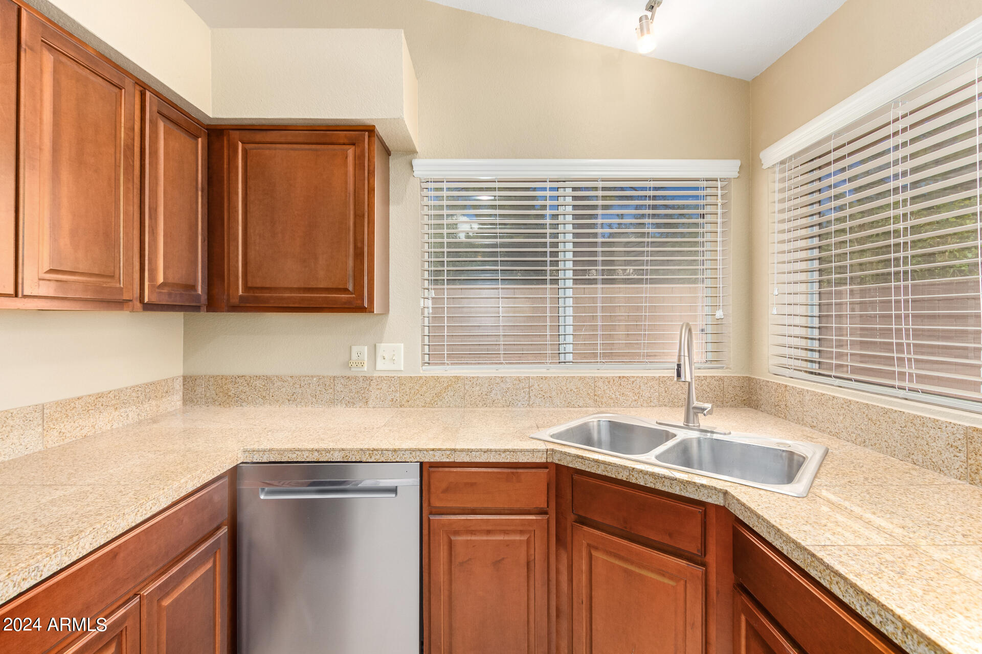 8814 E SUNNYSIDE Drive