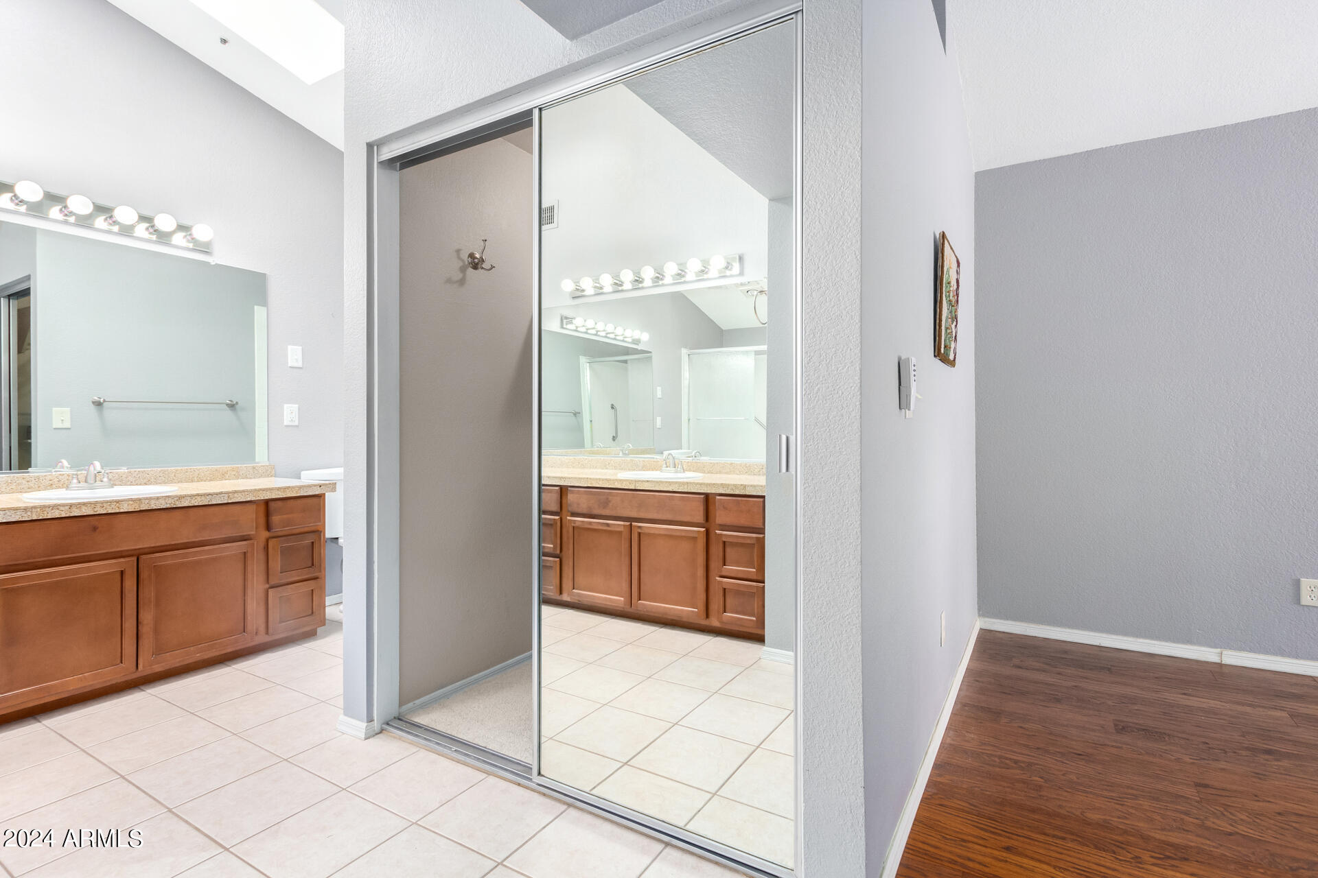 8814 E SUNNYSIDE Drive