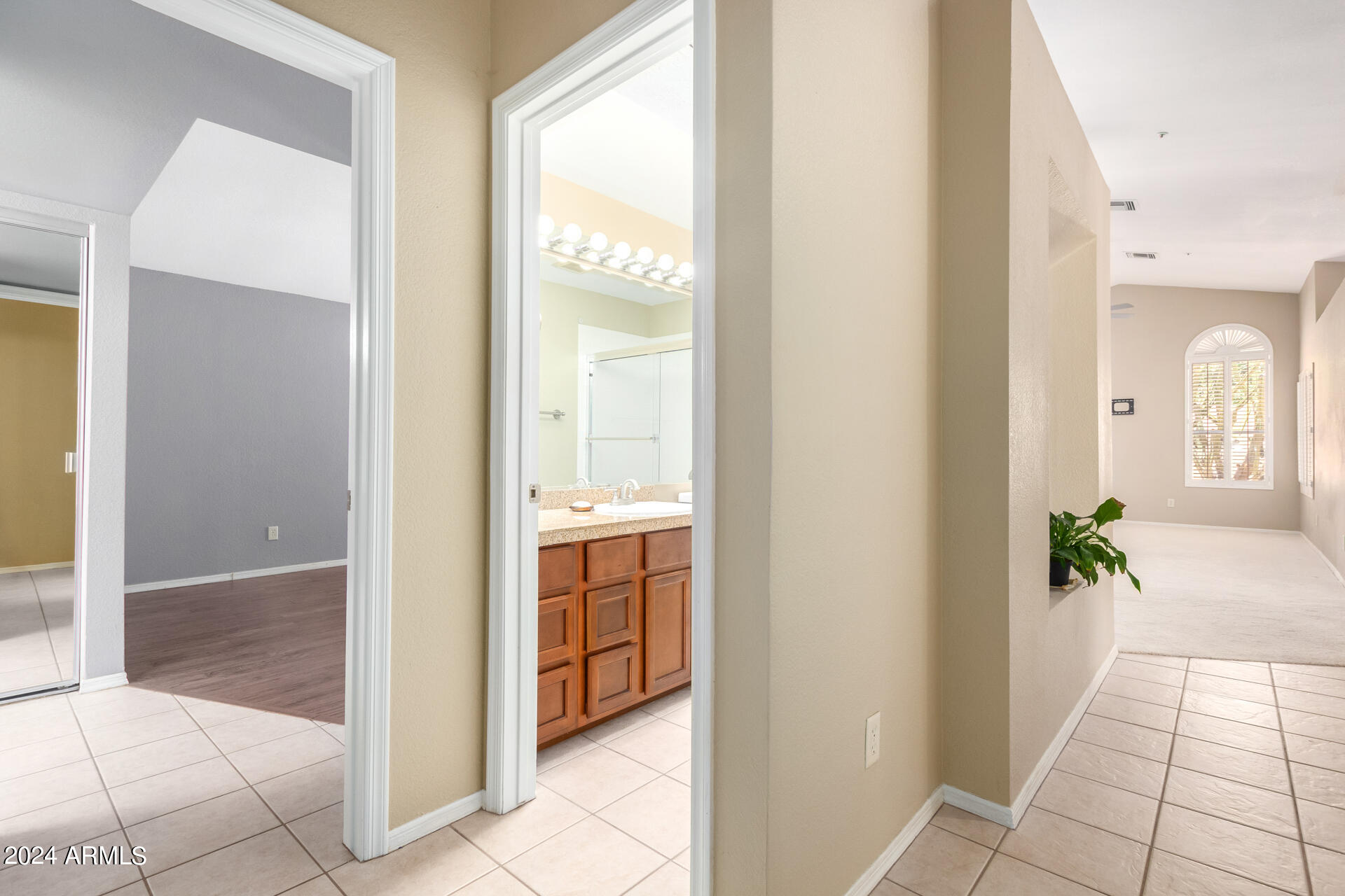 8814 E SUNNYSIDE Drive