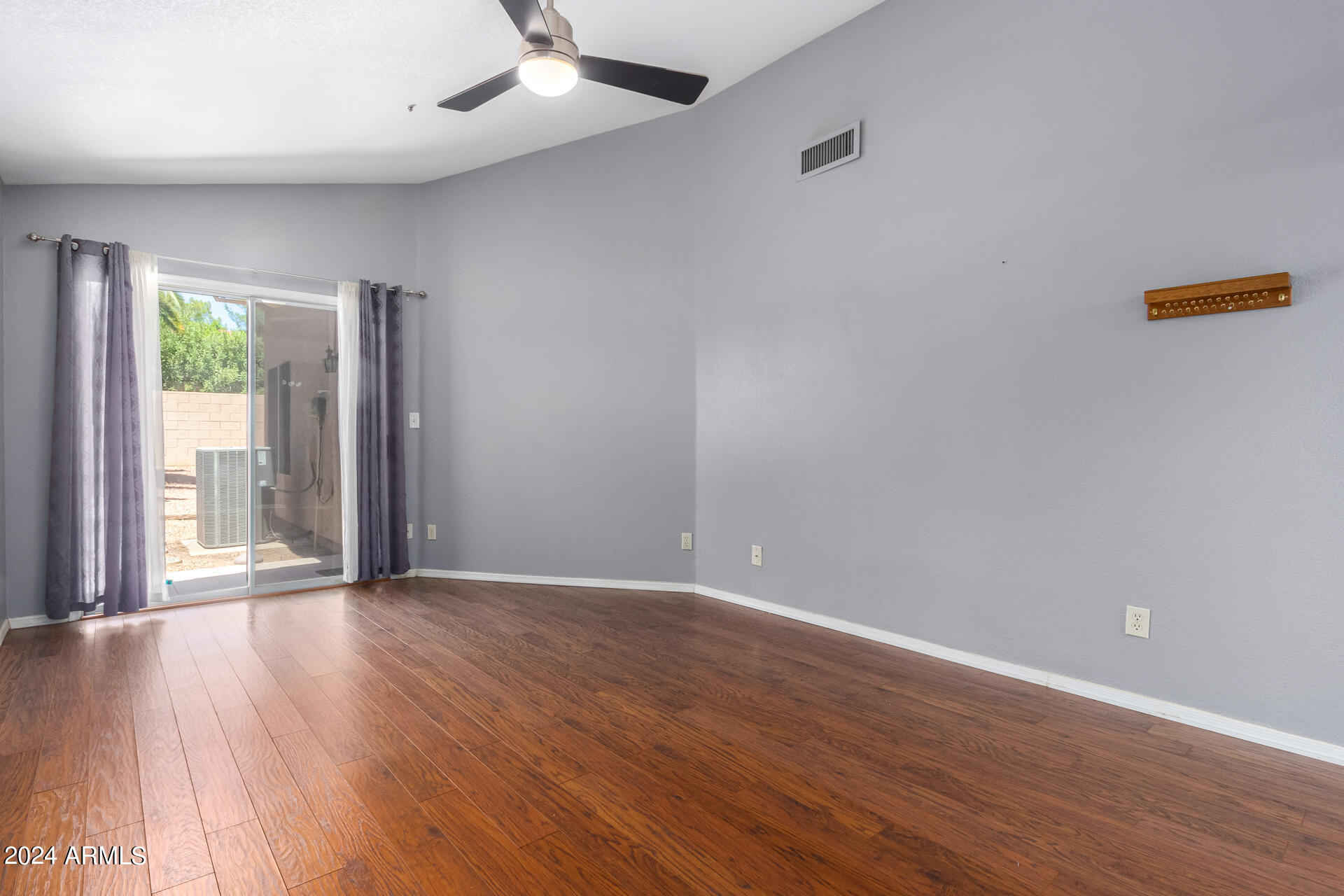 8814 E SUNNYSIDE Drive