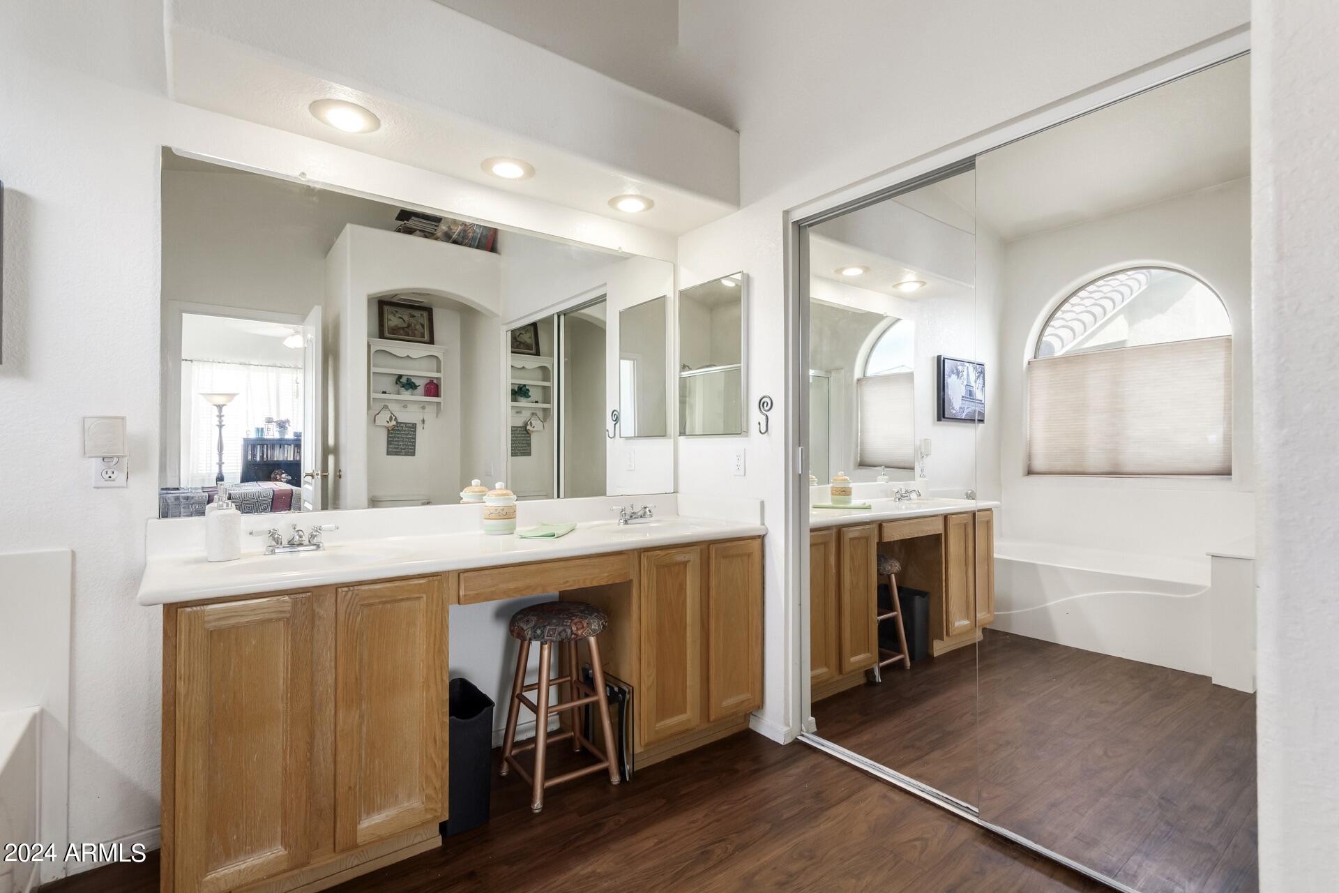 2539 E PARKSIDE Lane