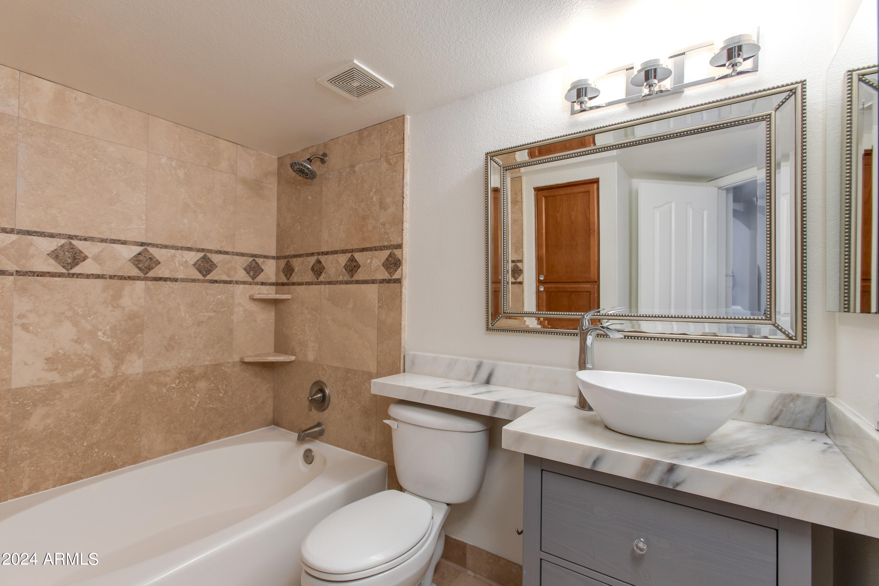 3235 E CAMELBACK Road, 118