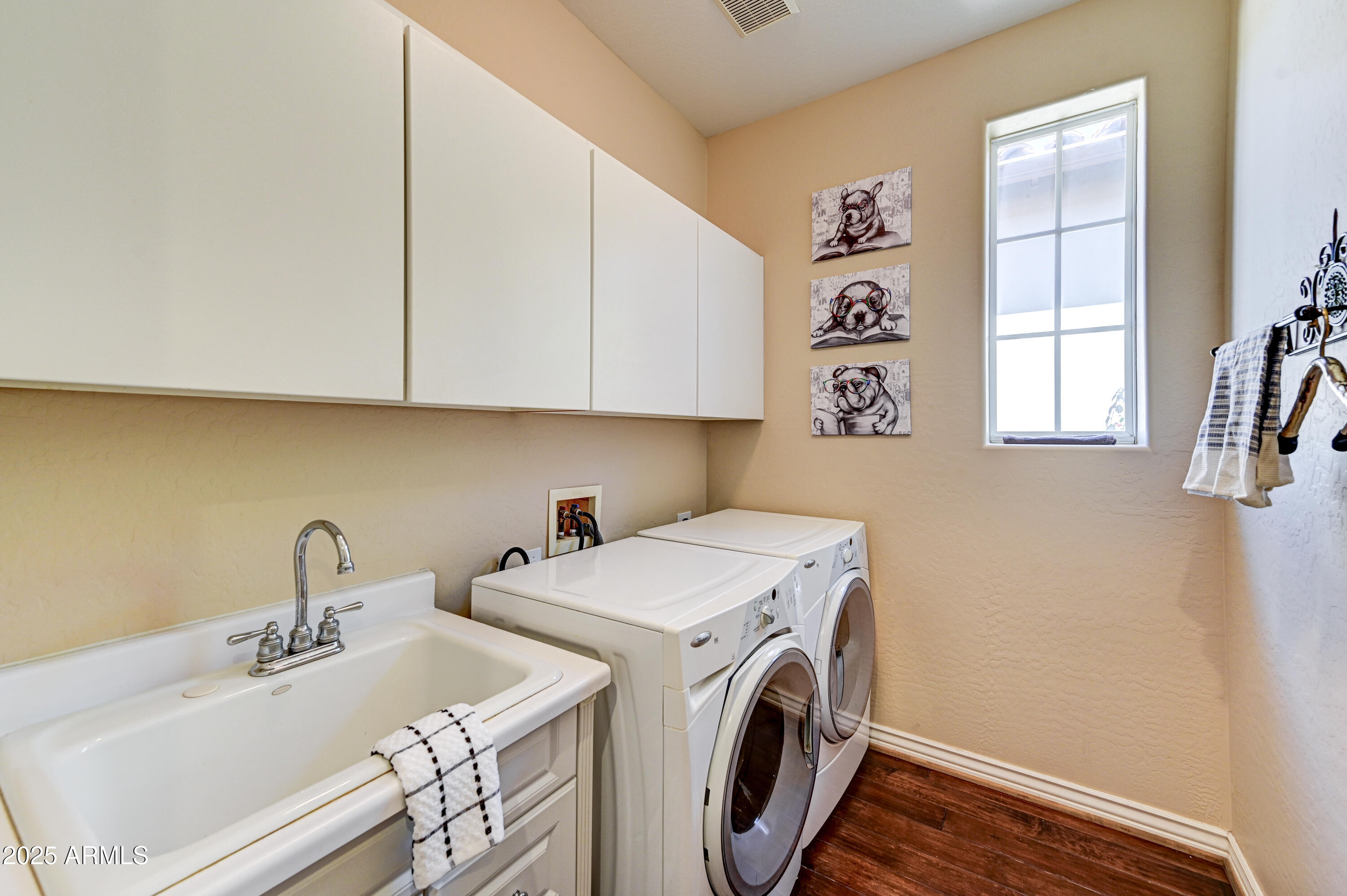 8905 E MOUNTAIN SPRING Road